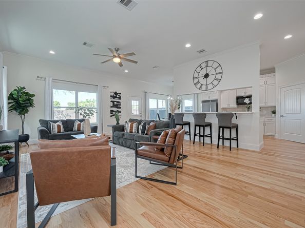 2207 Silverbonnet Street, Houston TX 77055