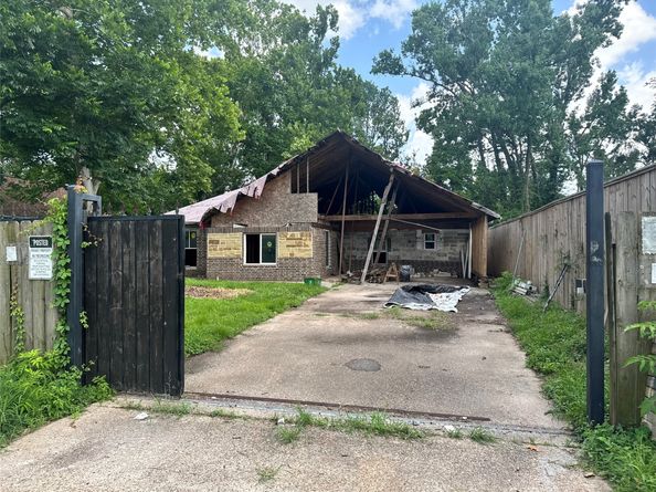 9318 Sherbourne Street, Houston TX 77016