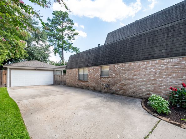 12106 Fawnview Drive, Houston TX 77070
