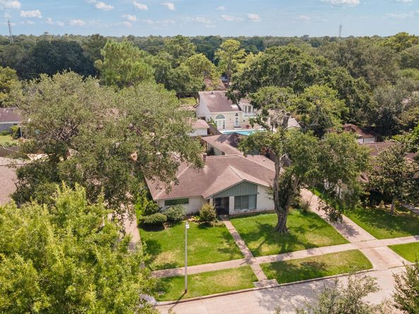 5651 Wigton Drive, Houston TX 77096