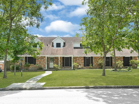 413 Oakhill Drive, Conroe TX 77304