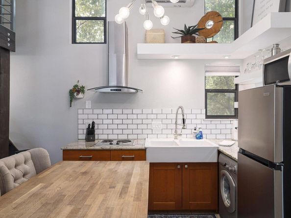 1305 Deloney ST, Austin TX 78721