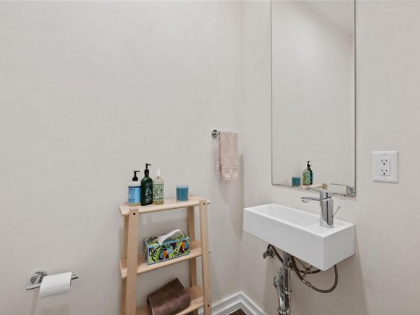 1010 W 10th ST 102, Austin TX 78703