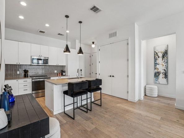 800 Embassy DR 429, Austin TX 78702
