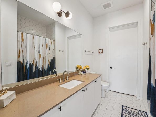 800 Embassy DR 429, Austin TX 78702