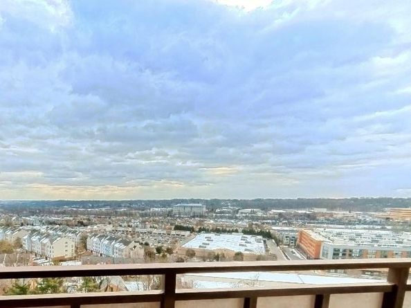 250 S Reynolds Street 1003, Alexandria VA 22304