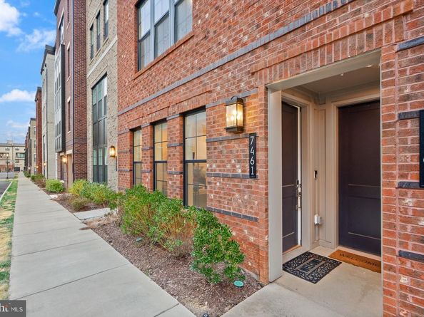 7461 Backett Wood Terrace 1213, Mclean VA 22102