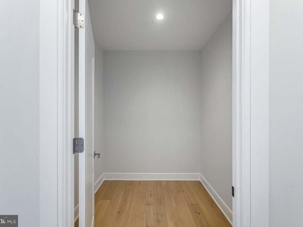 6718 Lowell Avenue 406, Mclean VA 22101