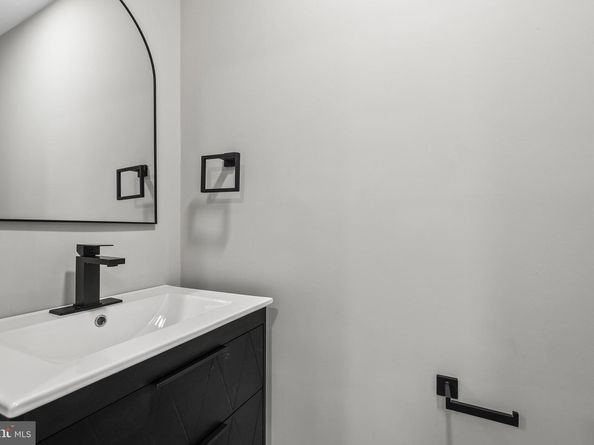 1527 N Colonial Terrace B, Arlington VA 22209