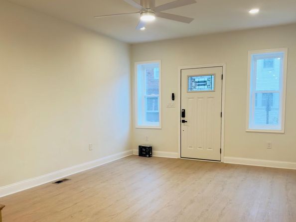 2546 S 9TH St, Philadelphia PA 19148