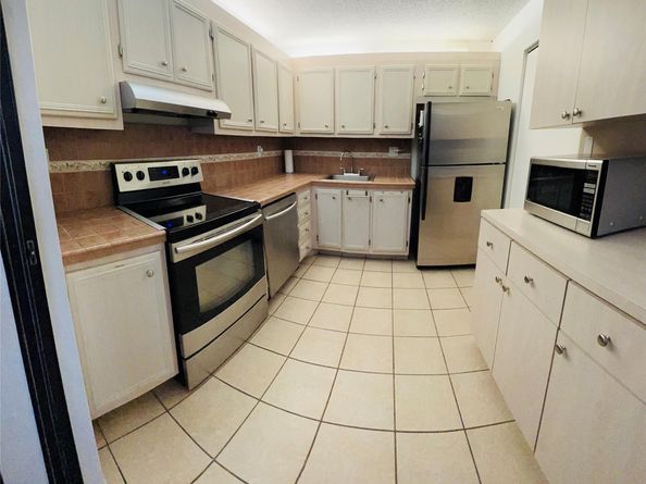 671 NE 195th St 403E, Miami FL 33179