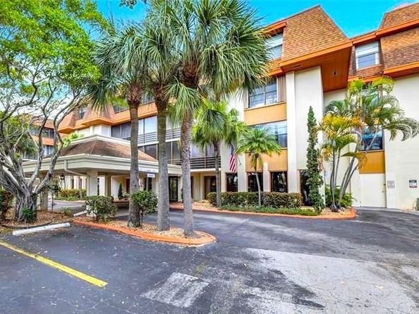 671 NE 195th St 403E, Miami FL 33179