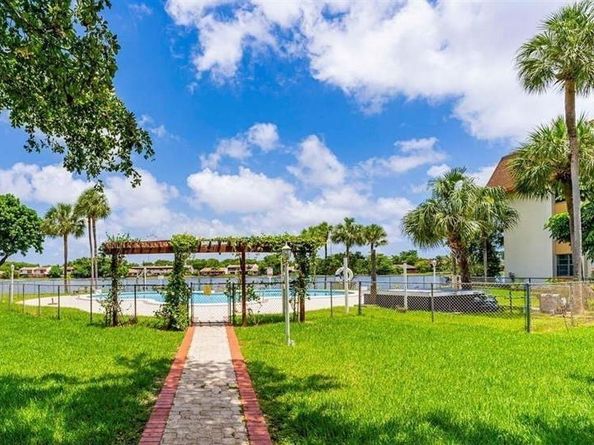 671 NE 195th St 403E, Miami FL 33179