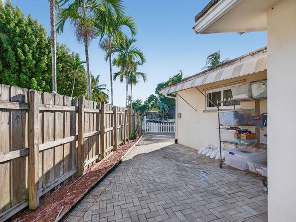 1570 NE 30th Pl, Oakland Park FL 33334