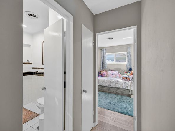 1570 NE 30th Pl, Oakland Park FL 33334