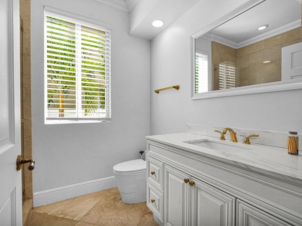 56 Fiesta Way, Fort Lauderdale FL 33301