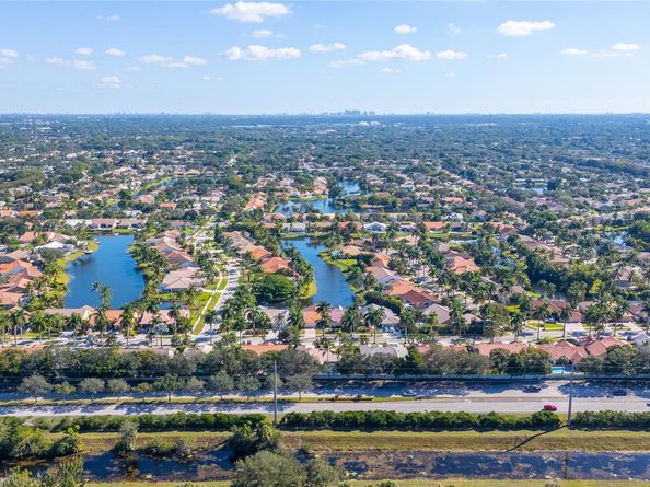 560 NW 110th Ave, Plantation FL 33324