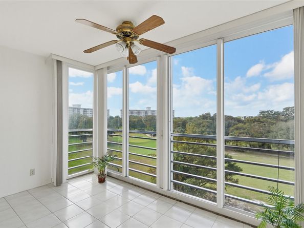 575 Oaks Ln 608, Pompano Beach FL 33069