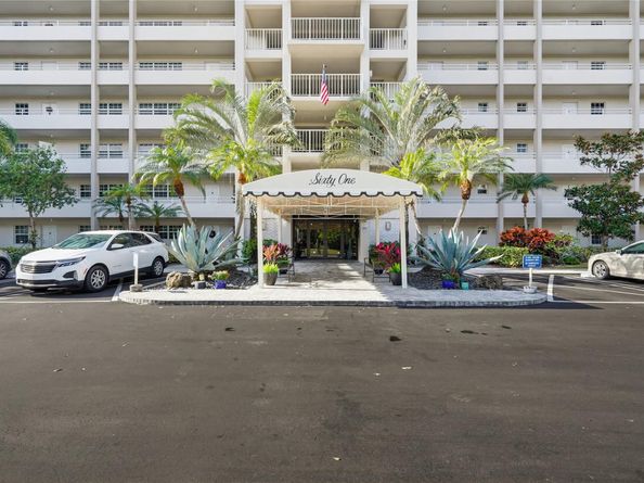 575 Oaks Ln 608, Pompano Beach FL 33069