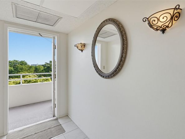 575 Oaks Ln 608, Pompano Beach FL 33069