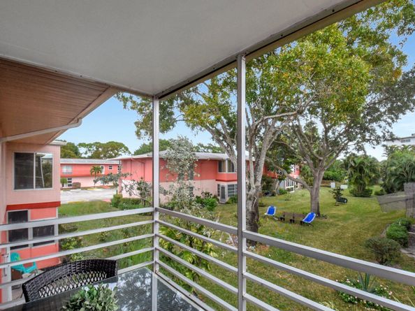 24 Golfs Edge F, West Palm Beach FL 33417