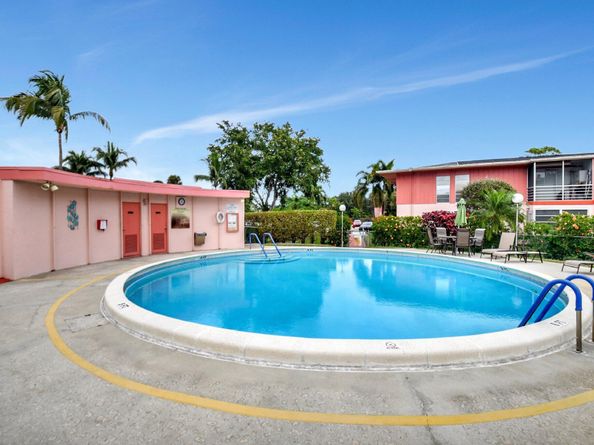 24 Golfs Edge F, West Palm Beach FL 33417