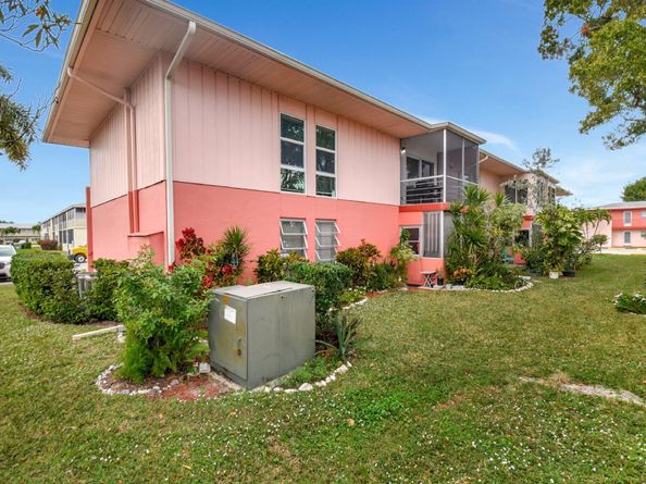 24 Golfs Edge F, West Palm Beach FL 33417