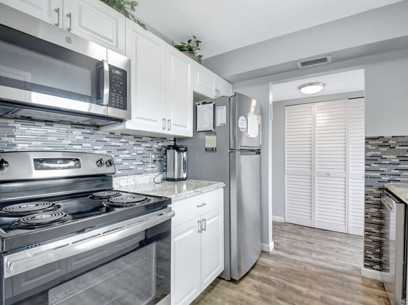 24 Golfs Edge F, West Palm Beach FL 33417