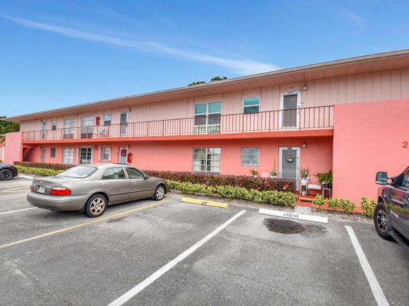 24 Golfs Edge F, West Palm Beach FL 33417