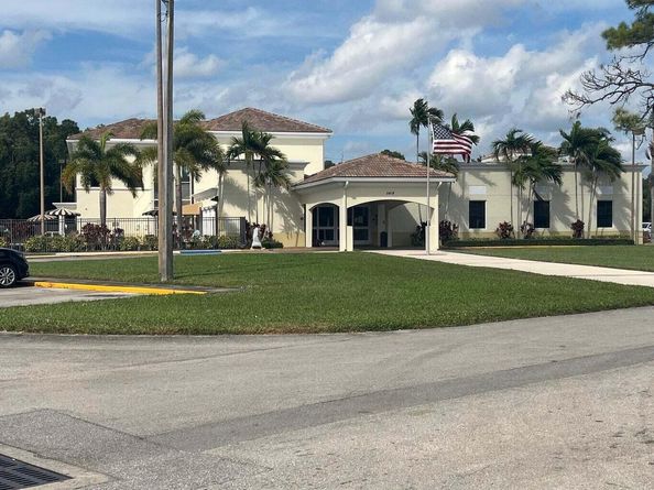 24 Golfs Edge F, West Palm Beach FL 33417