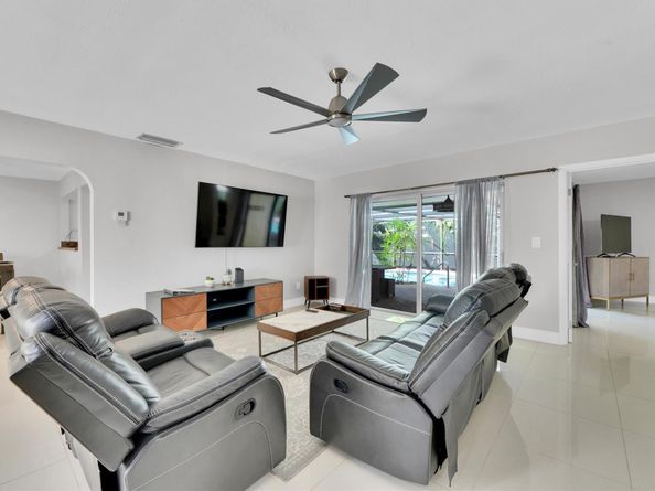 9611 NW 3rd St, Pembroke Pines FL 33024