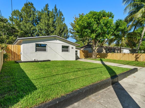 4903 Pinewood Avenue, West Palm Beach FL 33407