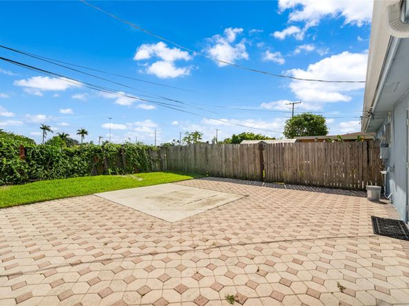 216-218 NE 9th Ave, Deerfield Beach FL 33441