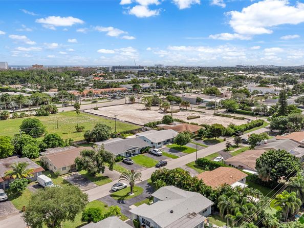 216-218 NE 9th Ave, Deerfield Beach FL 33441