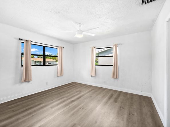 216-218 NE 9th Ave, Deerfield Beach FL 33441