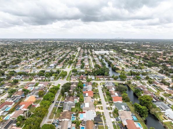 9511 NW 21st Mnr, Sunrise FL 33322