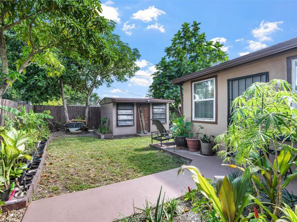 45 NE 212th St, Miami FL 33179