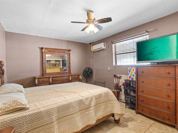 45 NE 212th St, Miami FL 33179