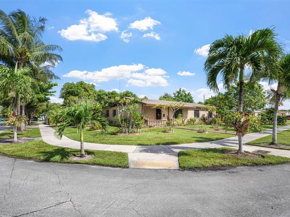 45 NE 212th St, Miami FL 33179