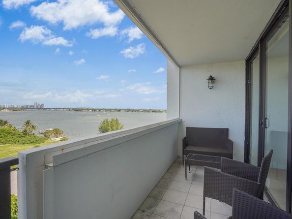 5600 N Flagler Drive 907, West Palm Beach FL 33407