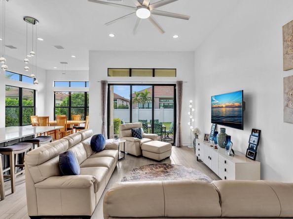 8928 Bastille Cir, Parkland FL 33076