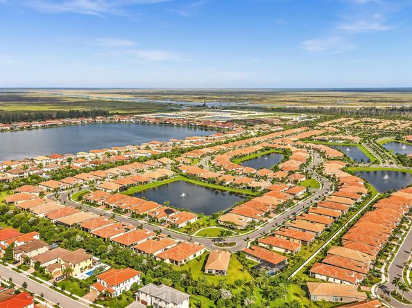 8928 Bastille Cir, Parkland FL 33076