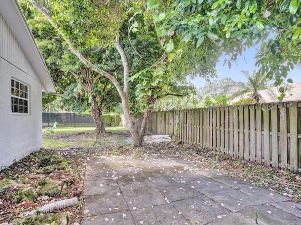601 NW 76th Ter, Plantation FL 33324