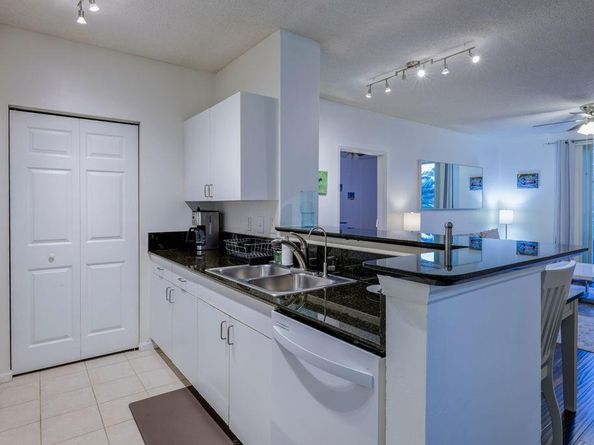 720 S Sapodilla Ave 402, West Palm Beach FL 33401