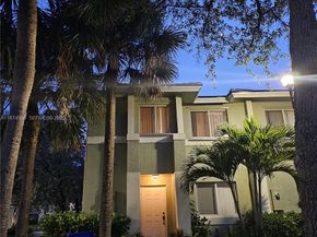 126 Hidden Ct Road 27D, Hollywood FL 33023