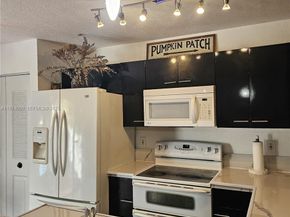 126 Hidden Ct Road 27D, Hollywood FL 33023