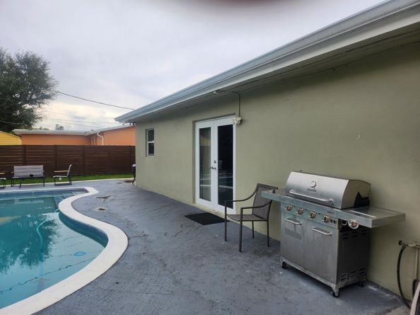 640 SW 68th Ter, Pembroke Pines FL 33023