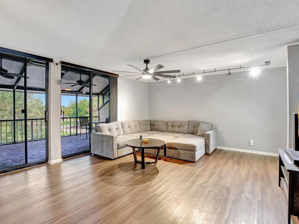 400 Commodore Dr 313, Plantation FL 33325