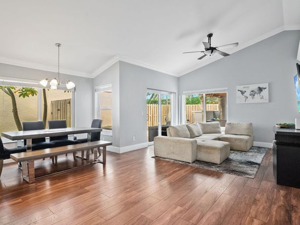 8951 Lake Park Cir N, Davie FL 33328