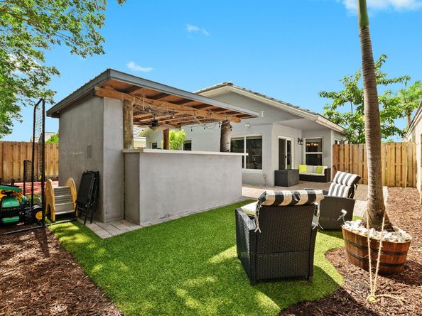 8951 Lake Park Cir N, Davie FL 33328